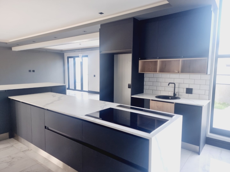 5 Bedroom Property for Sale in Parklands North Western Cape
